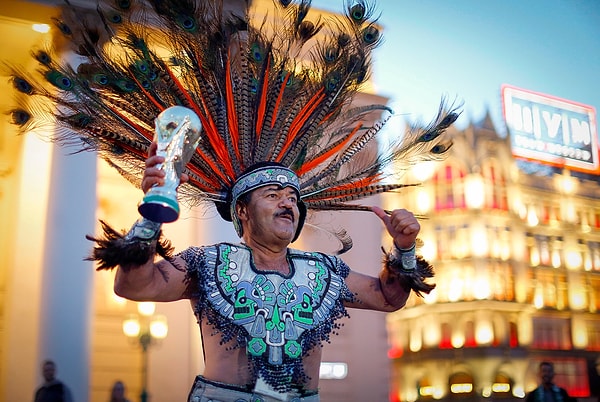 8. А тем временем кубок за самый эксцентричный головной убор в стиле Филиппа Киркорова отправляется.... Простите, Филипп, на этот раз приз не ваш.