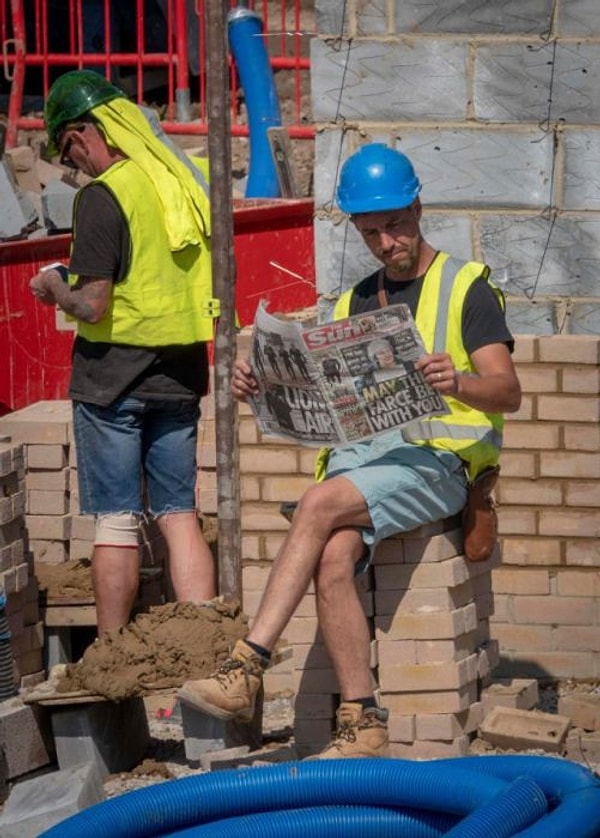 6. Саймон нашел в гардеробе жены джинсовую юбку, а некоторые из его коллег даже посетили отдел женской одежды в местном супермаркете.