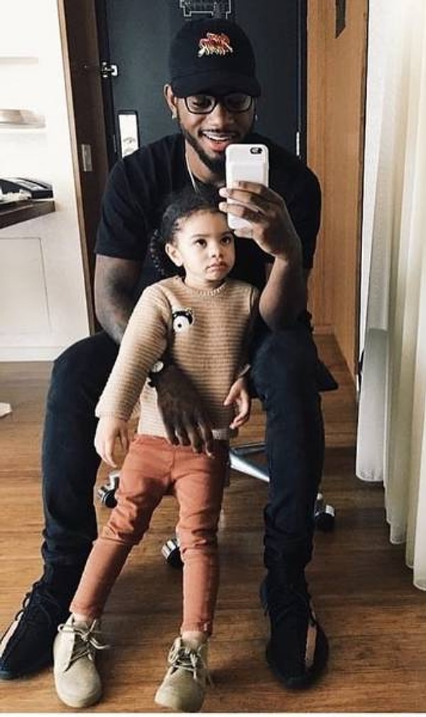 15. Когда дело доходит до селфи, даже маленькие девочки способны превратиться в Халка