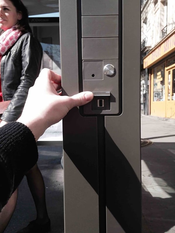 3. Такие же порты есть на автобусных остановках во французской столице. Но находят их лишь самые любопытные.