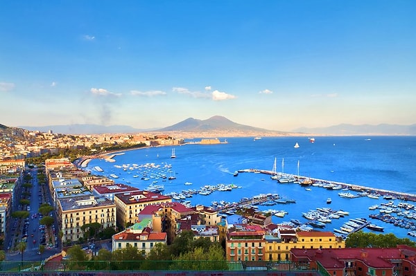 6. Napoli, İtalya