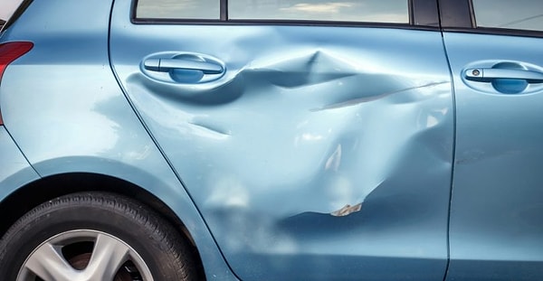 3. Паркуясь, вы случайно задели чужую машину и оставили там вмятину. Ваши действия?