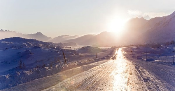 6. Ваша машина скользит по дороге, покрытой льдом. У вас есть лишь два исхода. Что выберете?