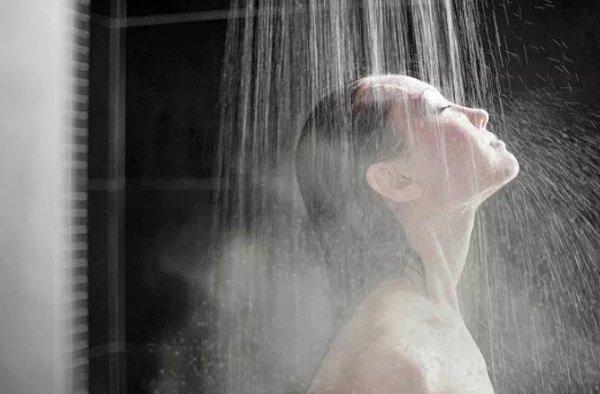 4. Sıcak bir duş sonrası hafif bir yoga pratiğine katılmaksa hem vücudunuz hem zihniniz için oldukça dinlerdirici olacaktır.