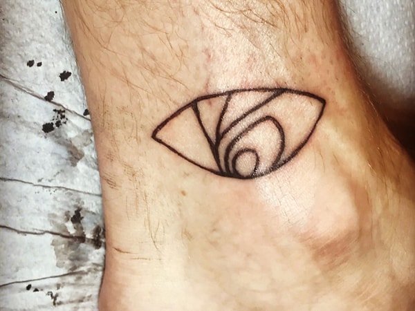 8. У какой знаменитости может быть такая татуировка?