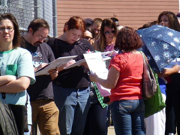 Çok kısa bir zamanda beklenilmeyen bir şekilde okul öğrencilerinin %85'inin bu imza kampanyasına katıldığı görülür.