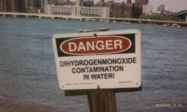 Aslında dihidrojen monoksit maddesiyle insanları "kekleme" olaylarına dair birçok farklı öykü var.