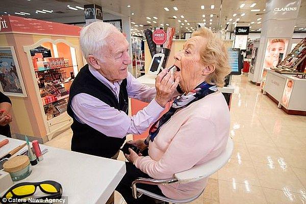 Waterford, İrlanda kökenli 83 yaşındaki Mona Monahan görme yetisini yavaş yavaş kaybediyor ve bir gün tamamen kör olacak.