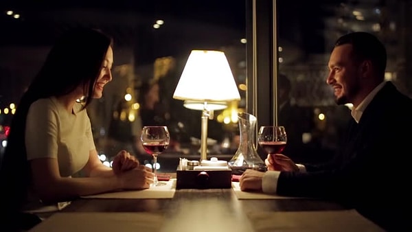 1. Итак, вы ужинаете с мужчиной в ресторане. Приносят счет: