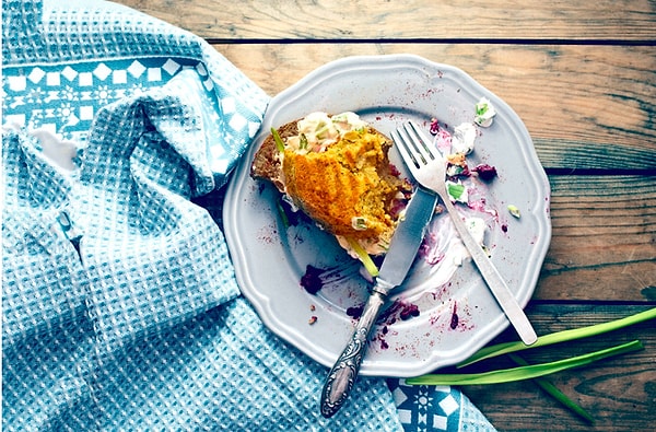 2. Оставлять еду на тарелке