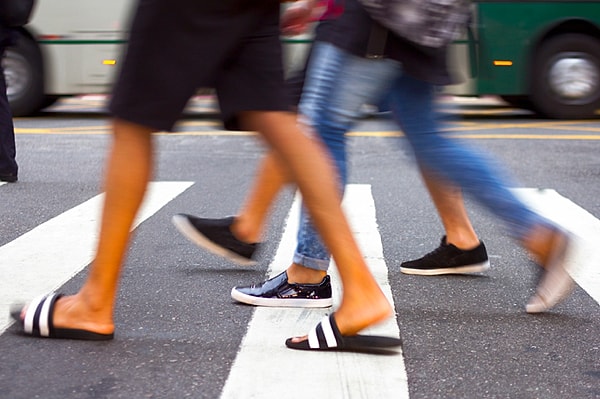 5. Ходить по улице в обуви и одежде для спортзала