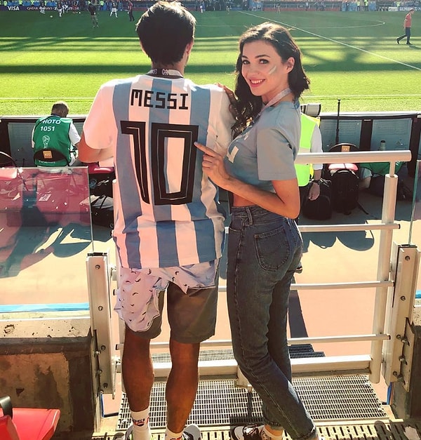 1. Сам Месси не отказался бы постоять рядом с этой болельщицей!