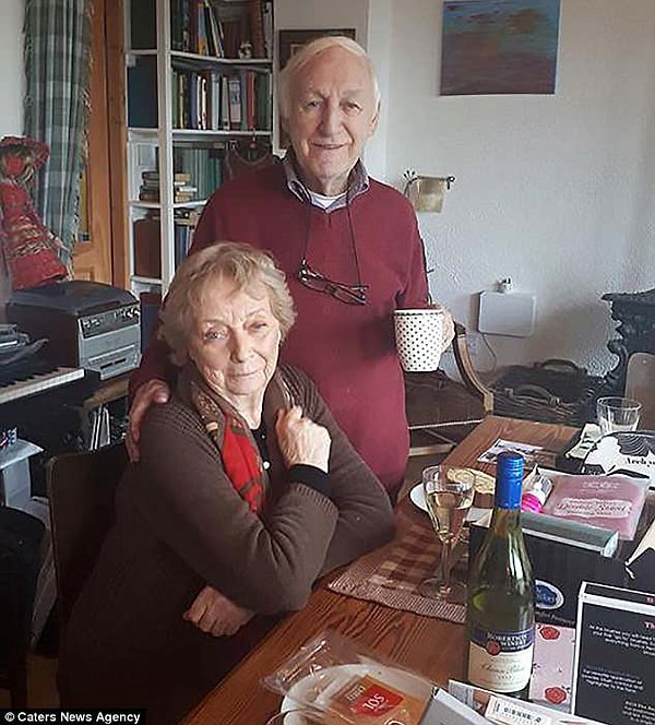 3. По словам миссис Монахан, Дес настолько овладел мастерством, что уже накладывает макияж лучше нее самой: