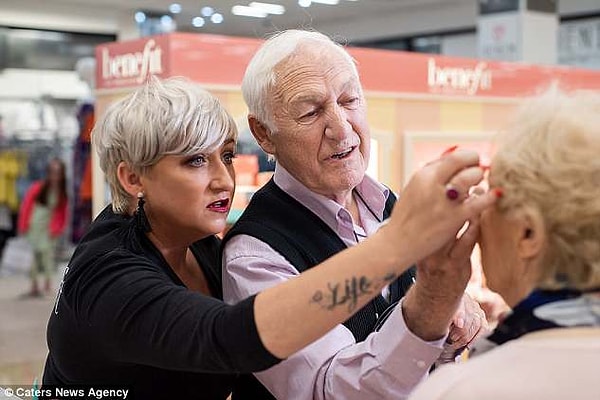 6. По словам Рози, которая помогает Десу выбирать оттенки и техники, он очень быстро учится: