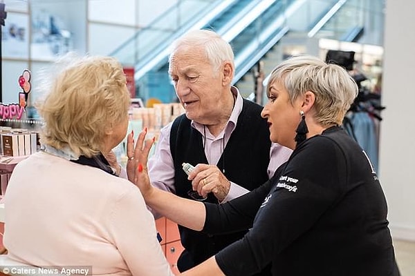 9. А здесь Рози показывает мистеру Монахану, как правильно вбивать крем, чтобы он лучше впитался.