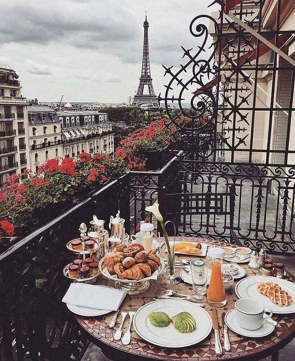 27. Sabah kahvaltısı, manzara ve tabii ki de Eiffel! Fazla söze gerek bile yok.