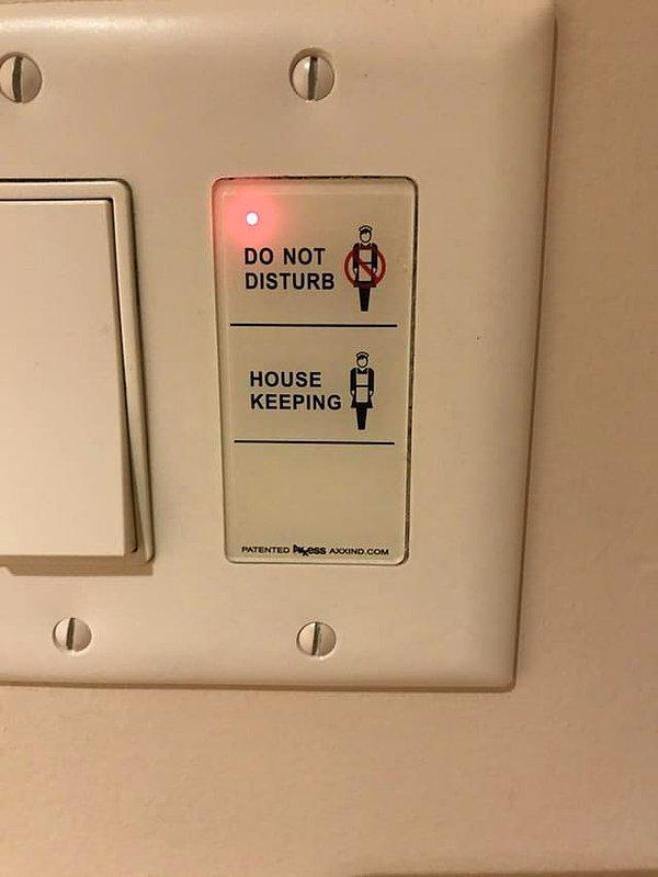 4. Bu otelde kapı tokmakları üzerine "Rahatsız etmeyin" kartları asmak yerine, kırmızı ışıklı düğmelere basabilirsiniz.