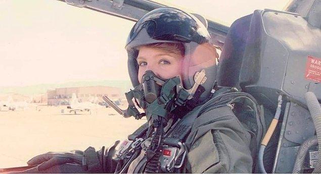 14. "Annem ABD Hava Kuvvetleri'nde kalmak için bir cesaretlendirici uçuşta. (1991)"