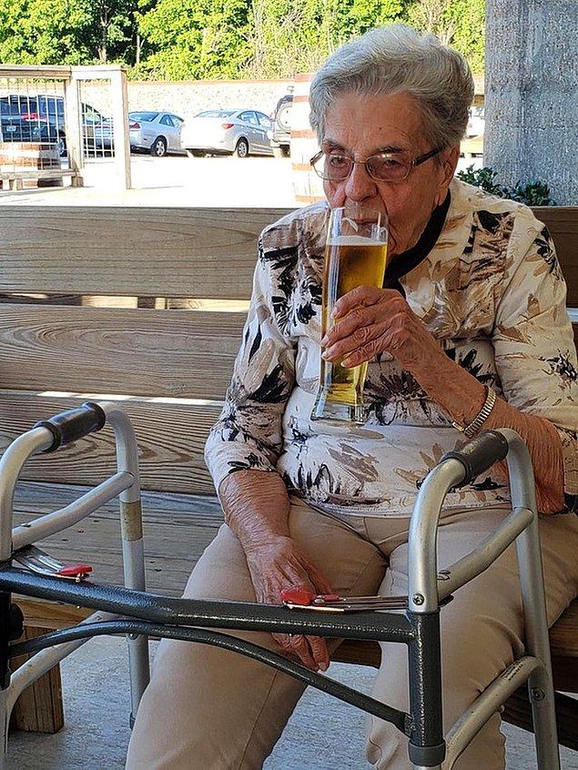 23. "100 yaşındaki büyükannem yerli bira fabrikasında yarım litre birasının tadını çıkarıyor."