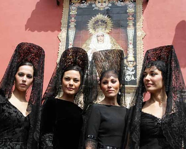 8. Испанские красавицы в национальных головных уборах