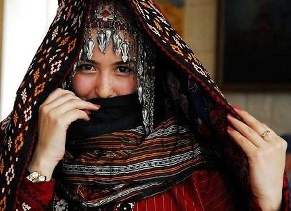 24. Туркменка в национальном наряде