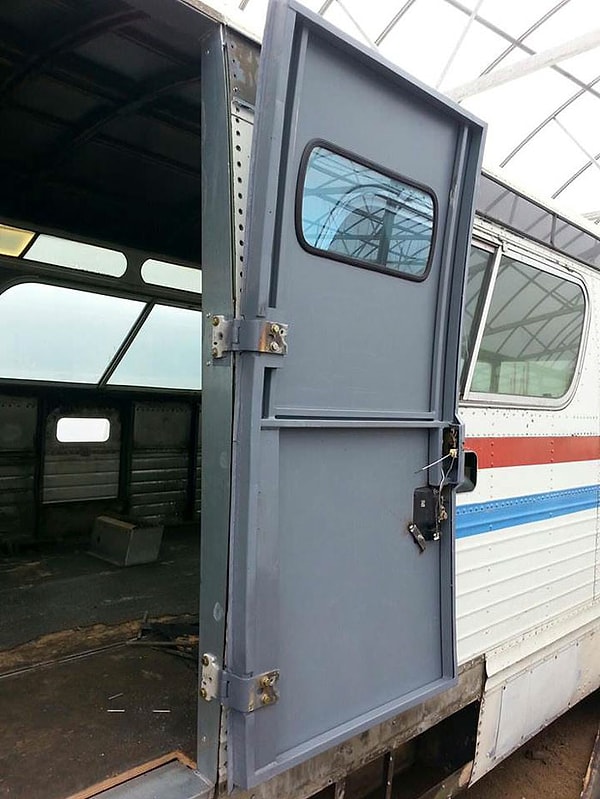 3. Сложнее всего было найти правильных людей, которые могли бы ей помочь с перестройкой дома на колёсах.