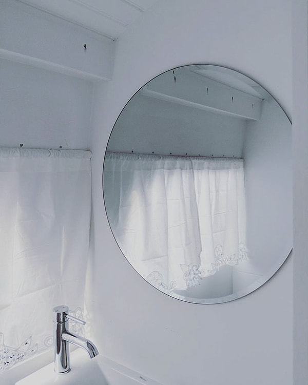 17. "В ванной же имеется огромное зеркало".