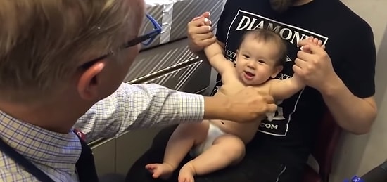 Küçük Çocuğun İğne Korkusunu Yenmek İçin Şarkı Söyleyip Oyun Oynayan Muhteşem Doktor