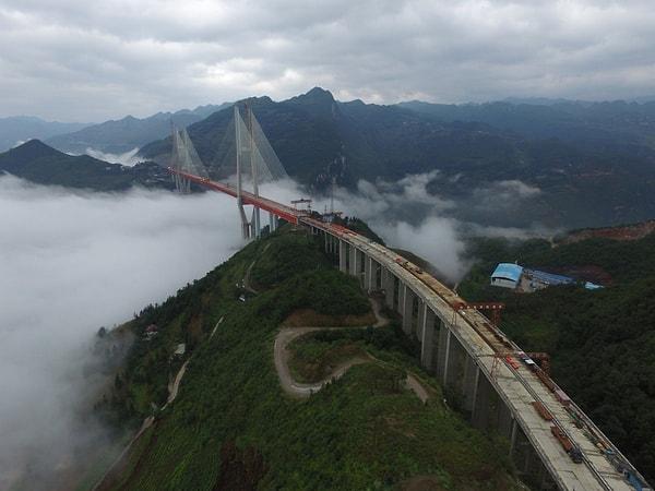 15. Bijie'de inşa edilmekte olan bir köprü. Çin, her yıl 400 milyon dolara yakın parayı altyapı hizmetlerine harcıyor.
