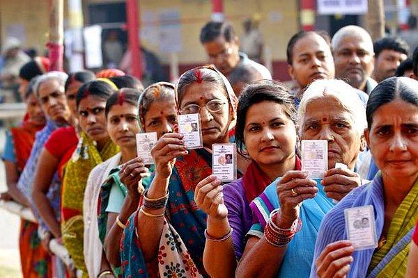 2. Hindistan o kadar büyük bir ülke ki, seçimler bazen haftalar sürebiliyor. Toplam 800 milyon seçmen sandığa gidip oy veriyor.