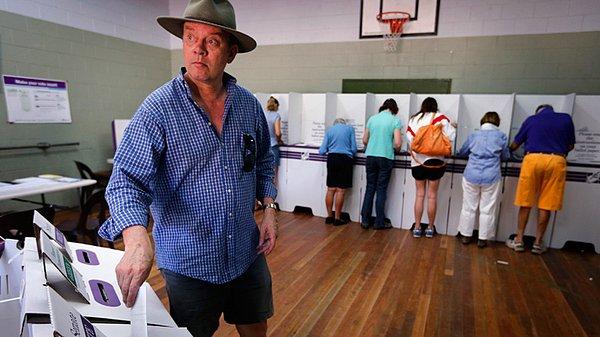 4. Avustralya'da oy kullanmak yasal bir sorumluluk.  Oy vermemenin tıpkı Türkiye gibi, yaklaşık 15 dolarlık bir para cezası da var.