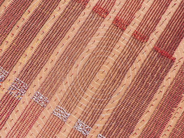 4. Студенты из школы боевых искусство оттачивают приёмы шаолиньского ушу в Дэнфэне (провинция Хэнань)