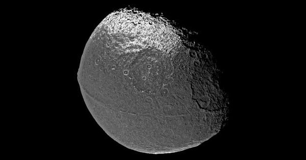 2. Спутник Сатурна Япет имеет форму грецкого ореха