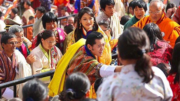 12. Bhutan'ın son kralı, şimdiki prensin babası öyle çok seviliyor ve saygı duyuluyordu ki, 2011'de ülkeyi demokrasiye geçirmek istediğinde protestolar başladı.
