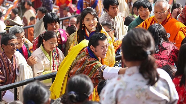 12. Bhutan'ın son kralı, şimdiki prensin babası öyle çok seviliyor ve saygı duyuluyordu ki, 2011'de ülkeyi demokrasiye geçirmek istediğinde protestolar başladı.