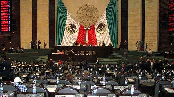 13. Meksika'da senatörler görev sonunda tekrar seçimlere katılamadığı için meclis (senato) her 6 yılda bir otomatik olarak değişiyor.