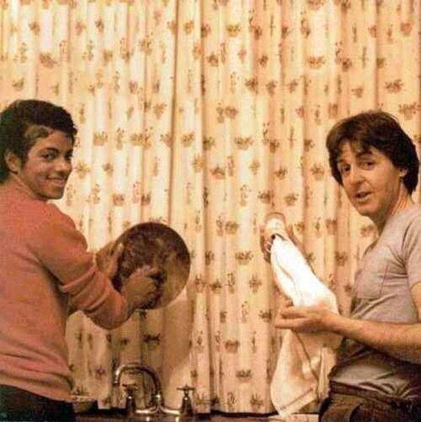 13. Michael Jackson ve Paul Mccartney bulaşık yıkarken.