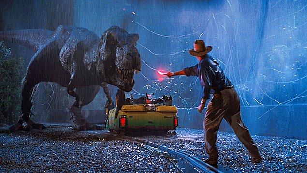 7. Jurassic Park filminin görsel efektleri o kadar devrimciydi ki, filmden sonra Peter Jackson Yüzüklerin Efendisi’ni sinemaya uyarlamaya karar verdi, George Lucas Star Wars’un devam serisini yazmaya başladı ve Stanley Kubrick yıllardır kenarda tuttuğu A.I. filminin yapımcılığını üstlendi.
