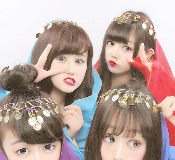 8. Фильтры, которые делают глаза большими и меняют их цвет, очень популярны сегодня не только в Азии. Но японские женщины , используя их, выглядят в точности как аниме.