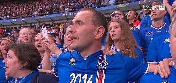 3. Человек на фото - исландский президент Гвюдни Йоуханнессон. Он отказался сидеть в специльной ложе и наблюдал за матчем плечом к плечу со своими согражданами 👏