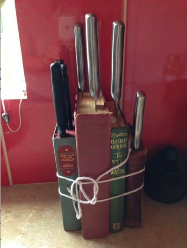 5. Почему бы не хранить ножи между страницами книг, которые все неоднократно трогали пальцами и оставили кучу микробов.