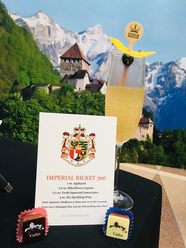 14. Жители Лихтенштейна высказываются о том, выдавать человеку местное гражданство или нет