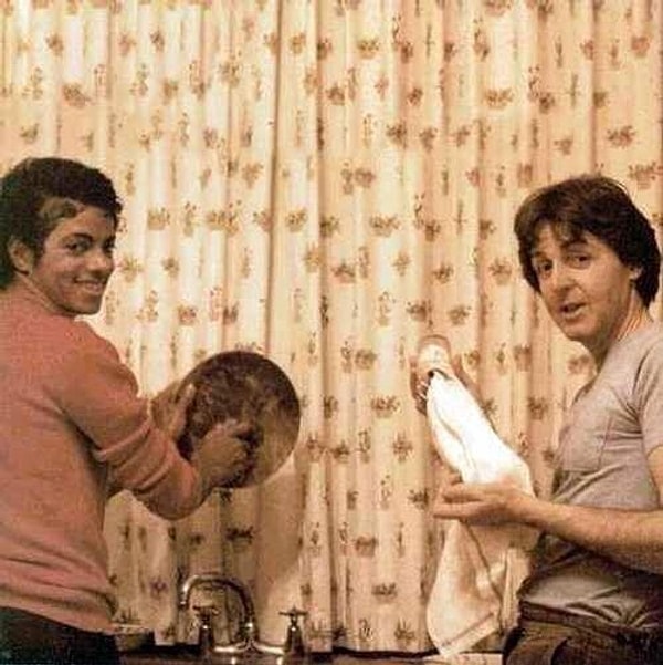 14. Майкл Джексон и Пол Маккартни моют посуду, 1982.