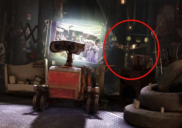 6. В "ВАЛЛ·И" (2008) можно заметить трость с мячами Карла Фредриксена из мультфильма "Вверх" (2009).