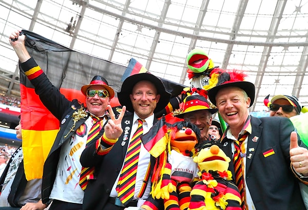 7. Нетрудно догадаться, из какой страны приехали эти фанаты, конечно же, перед вами немцы 😄