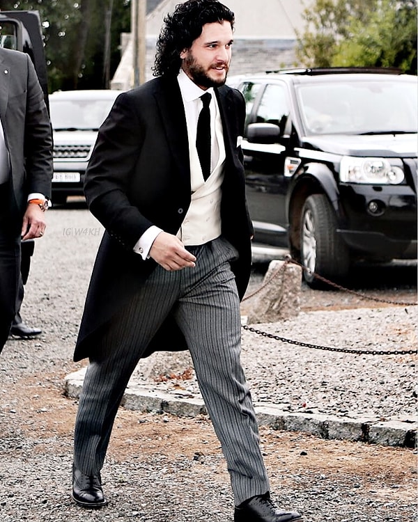 2. Жених первым прибыл на место торжества и, по словам очевидцев, выглядел немного взволновано, но счастливо