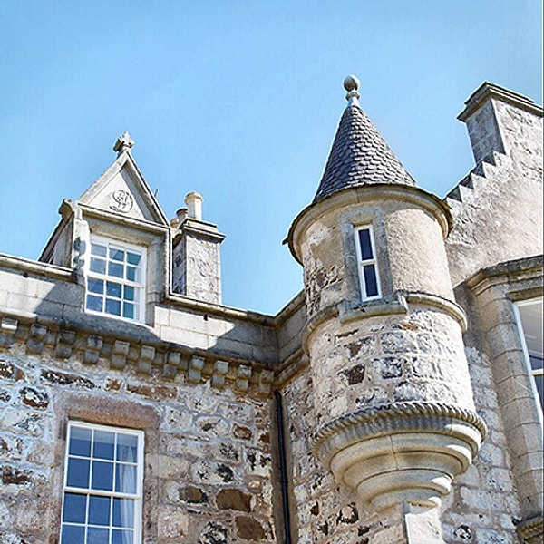 1. Свадебная церемония прошла в Шотландии, на территории замка Уордхилл, которым семья девушки владеет около века