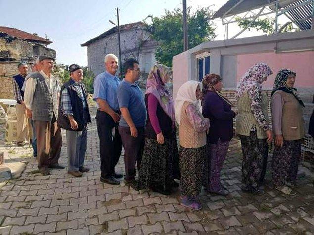 Manisa'nın Demirci ilçesindeki 48 nüfuslu Bozköy Mahallesi'nde oy verme işlemi de 32 dakikada tamamlandı.