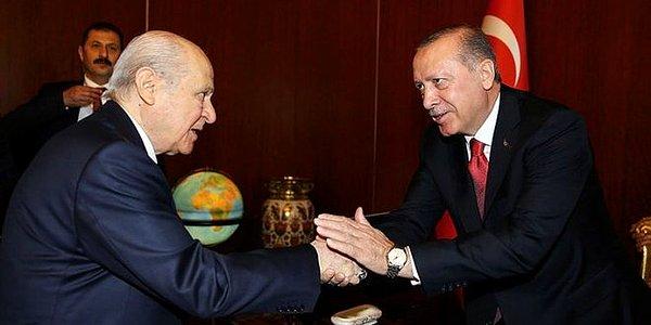 AA, MHP Genel Başkanı Bahçeli'nin Cumhurbaşkanı Erdoğan'ı arayarak tebrik ettiğini aktardı...