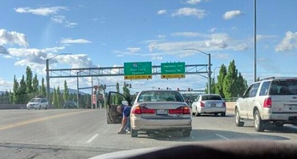 7. Просто решил перевязать шнурок посреди шоссе с оживлённым движением 😱